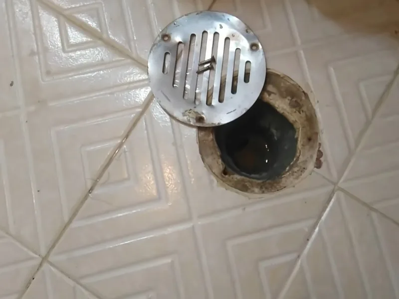 Drenaje tapado con agua estancada en Cancún