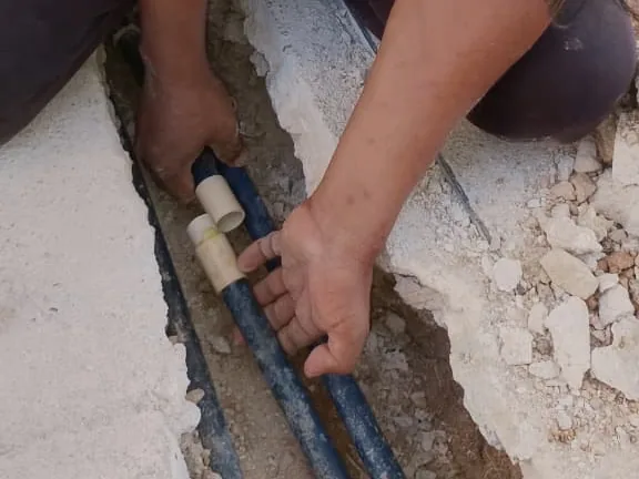 Tubería de agua reventada en Cancún